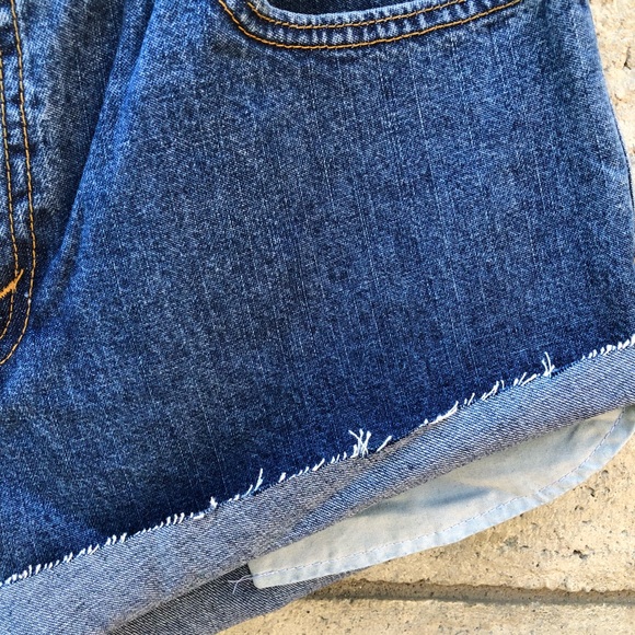 Levi’s 569 Sexy High Waisted Jean Shorts - Picture 4 of 8